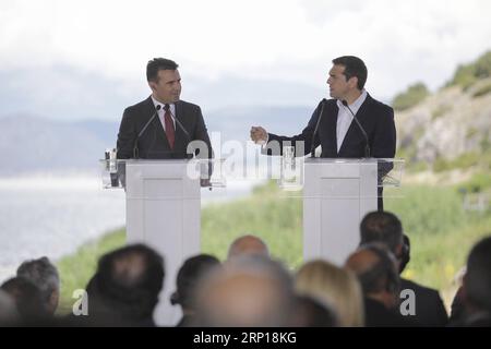 (180617) -- PRESPES, 17. Juni 2018 -- der griechische Premierminister Alexis Tsipras (R) und der Premierminister der ehemaligen jugoslawischen Republik Mazedonien (FYROM) Zoran Zaev (L) nehmen am 17. Juni 2018 in Psarades in der Prespeser Seenregion in Griechenland an einer Unterzeichnungszeremonie zur bilateralen Namensreihe Teil. Griechenland und die ehemalige jugoslawische Republik Mazedonien (FYROM) besiegelten am Sonntag ein historisches Abkommen und beendeten damit den 1991 begonnenen Streit um die Verwendung des Namens Mazedonien. Nach dem von den beiden Außenministern unterzeichneten vorläufigen Abkommen vereinbarten sie, die Balkannation in Re umzubenennen Stockfoto