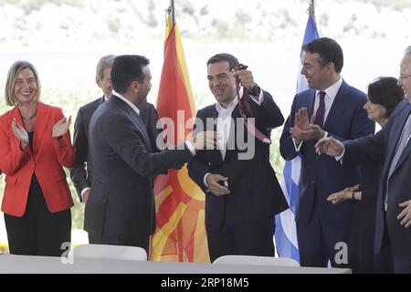 (180617) -- PRESPES, 17. Juni 2018 -- der griechische Premierminister Alexis Tsipras(C) und der Premierminister der ehemaligen jugoslawischen Republik Mazedonien (FYROM) Zoran Zaev(3. L) nehmen am 17. Juni 2018 in Psarades in der Prespeser Seenregion in Griechenland an einer Unterzeichnungszeremonie zur bilateralen Namensreihe Teil. Griechenland und die ehemalige jugoslawische Republik Mazedonien (FYROM) besiegelten am Sonntag ein historisches Abkommen und beendeten damit den 1991 begonnenen Streit um die Verwendung des Namens Mazedonien. Nach dem von den beiden Außenministern unterzeichneten vorläufigen Abkommen vereinbarten sie, die Balkannation in den umzubenennen Stockfoto