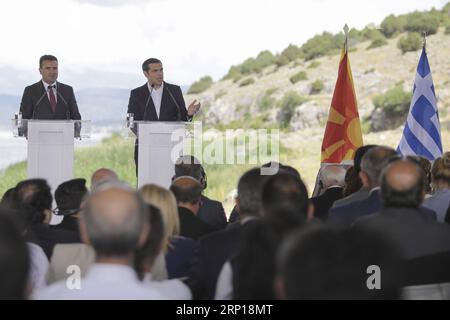 (180617) -- PRESPES, 17. Juni 2018 -- der griechische Premierminister Alexis Tsipras (R) und der Premierminister der ehemaligen jugoslawischen Republik Mazedonien (FYROM) Zoran Zaev (L) nehmen am 17. Juni 2018 in Psarades in der Prespeser Seenregion in Griechenland an einer Unterzeichnungszeremonie zur bilateralen Namensreihe Teil. Griechenland und die ehemalige jugoslawische Republik Mazedonien (FYROM) besiegelten am Sonntag ein historisches Abkommen und beendeten damit den 1991 begonnenen Streit um die Verwendung des Namens Mazedonien. Nach dem von den beiden Außenministern unterzeichneten vorläufigen Abkommen vereinbarten sie, die Balkannation in Re umzubenennen Stockfoto