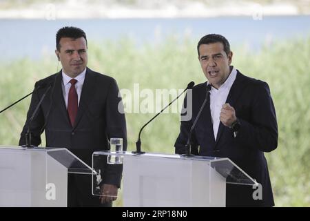 (180617) -- PRESPES, 17. Juni 2018 -- der griechische Premierminister Alexis Tsipras (R) und der Premierminister der ehemaligen jugoslawischen Republik Mazedonien (FYROM) Zoran Zaev (L) nehmen am 17. Juni 2018 in Psarades in der Prespeser Seenregion in Griechenland an einer Unterzeichnungszeremonie zur bilateralen Namensreihe Teil. Griechenland und die ehemalige jugoslawische Republik Mazedonien (FYROM) besiegelten am Sonntag ein historisches Abkommen und beendeten damit den 1991 begonnenen Streit um die Verwendung des Namens Mazedonien. Nach dem von den beiden Außenministern unterzeichneten vorläufigen Abkommen vereinbarten sie, die Balkannation in Re umzubenennen Stockfoto