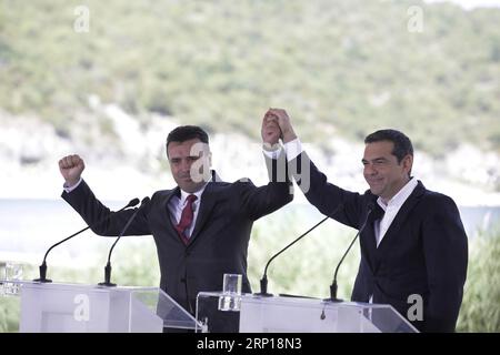 News Themen der Woche KW24 News Bilder des Tages (180617) -- PRESPES, 17. Juni 2018 -- der griechische Premierminister Alexis Tsipras (R) und der Premierminister der ehemaligen jugoslawischen Republik Mazedonien (FYROM) Zoran Zaev (L) nehmen am 17. Juni 2018 in Psarades in der Prespeser Seenregion in Griechenland an einer Unterzeichnungszeremonie zur bilateralen Namensreihe Teil. Griechenland und die ehemalige jugoslawische Republik Mazedonien (FYROM) besiegelten am Sonntag ein historisches Abkommen und beendeten damit den 1991 begonnenen Streit um die Verwendung des Namens Mazedonien. Nach dem vom Außenminister der beiden Länder unterzeichneten vorläufigen Abkommen Stockfoto