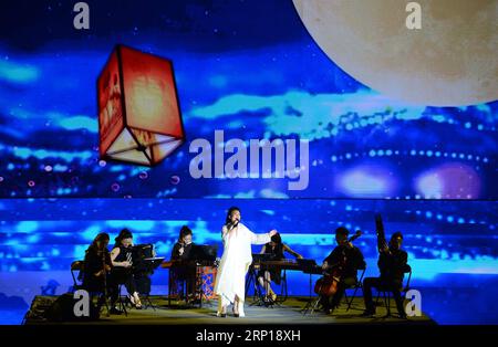 (180618) -- XI AN, 18. Juni 2018 -- Singer Gong Linna tritt während einer Poesie der Tang-Dynastie im Daming Palace National Heritage Park in Xi an, Hauptstadt der nordwestchinesischen Provinz Shaanxi, am 17. Juni 2018 auf. Dutzende von Künstlern führten eine Show durch, die Musik und Poesie der Tang-Dynastie (618–907) kombinierte. (mp) CHINA-SHAANXI-XI AN-POETRY (CN) LixYibo PUBLICATIONxNOTxINxCHN Stockfoto