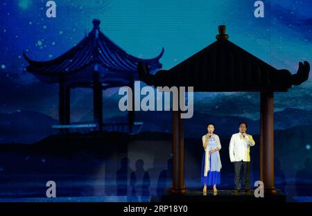 (180618) -- XI AN, 18. Juni 2018 -- Zhang Miaoyang und Ji Guanlin treten während einer Gedichtshow der Tang-Dynastie im Daming Palace National Heritage Park in Xi an, der Hauptstadt der nordwestchinesischen Provinz Shaanxi, am 17. Juni 2018 auf. Dutzende von Künstlern führten eine Show durch, die Musik und Poesie der Tang-Dynastie (618–907) kombinierte. (mp) CHINA-SHAANXI-XI AN-POETRY (CN) LixYibo PUBLICATIONxNOTxINxCHN Stockfoto