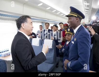 (180618) -- NAIROBI, 18. Juni 2018 -- Wang Yang, Vorsitzender des Nationalen Komitees der Politischen Konsultativkonferenz des chinesischen Volkes (CPPCC), spricht mit einem Zugführer während seiner Zugfahrt zwischen Nairobi und Athi River, Kenia, 17. Juni 2018. Wang besuchte am Sonntag die von China gebaute Mombasa-Nairobi-Bahn in Kenia. )(wsw) KENYA-CHINA-WANG YANG-VISIT DingxHaitao PUBLICATIONxNOTxINxCHN Stockfoto