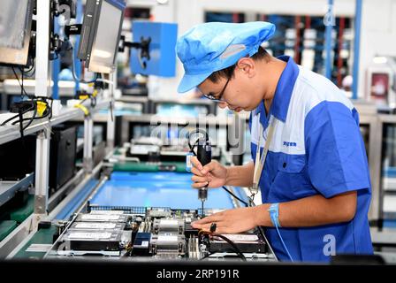 (180618) -- JINAN, 18. Juni 2018 -- Ein Mitarbeiter montiert Hardware in einer Produktionsbasis des Serverherstellers Inspur in Jinan, ostchinesische Provinz Shandong, 14. Juni 2018. Inspur, ein wichtiger Wettbewerber auf dem globalen Servermarkt, verzeichnete im ersten Quartal 2018 einen Anstieg der Serverlieferungen um 77,5 Prozent gegenüber dem Vorjahr auf 175.000 Einheiten. Das Unternehmen hat bei seiner Entwicklung eine innovationsorientierte Strategie verfolgt, bei der Cloud-Computing, Big Data und künstliche Intelligenz (KI) als Highlights genannt werden. ) (lmm) CHINA-SHANDONG-TECHNOLOGY-INSPUR-SERVER (CN) ZhuxZheng PUBLICATIONxNOTxINxCHN Stockfoto