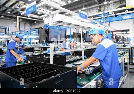 (180618) -- JINAN, 18. Juni 2018 -- Mitarbeiter arbeiten in einer Produktionsbasis des Serverherstellers Inspur in Jinan, ostchinesische Provinz Shandong, 14. Juni 2018. Inspur, ein wichtiger Wettbewerber auf dem globalen Servermarkt, verzeichnete im ersten Quartal 2018 einen Anstieg der Serverlieferungen um 77,5 Prozent gegenüber dem Vorjahr auf 175.000 Einheiten. Das Unternehmen hat bei seiner Entwicklung eine innovationsorientierte Strategie verfolgt, bei der Cloud-Computing, Big Data und künstliche Intelligenz (KI) als Highlights genannt werden. ) (lmm) CHINA-SHANDONG-TECHNOLOGY-INSPUR-SERVER (CN) ZhuxZheng PUBLICATIONxNOTxINxCHN Stockfoto