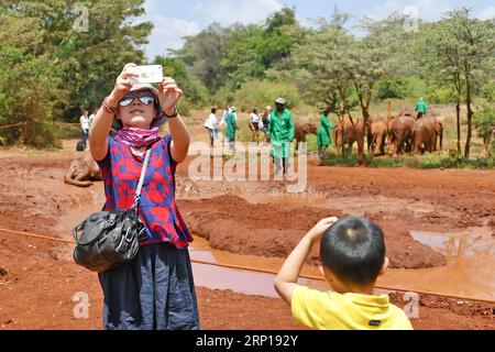 (180618) -- PEKING, 18. Juni 2018 () -- Ein chinesischer Tourist nimmt ein Selfie in einem Elefantenwaisenhaus in Nairobi, Kenia, 2. Februar 2017. (/Sun Ribo) (nxl) Schlagzeilen: Die Interaktion zwischen den Menschen zwischen China und Afrika wird durch mehr Zusammenarbeit erweitert Xinhua PUBLICATIONxNOTxINxCHN Stockfoto