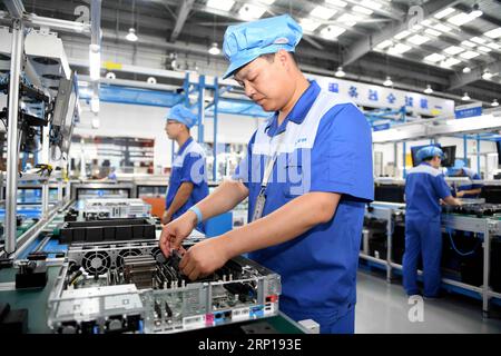 (180618) -- JINAN, 18. Juni 2018 -- Mitarbeiter stellen Hardware in einer Produktionsbasis des Serverherstellers Inspur in Jinan, ostchinesische Provinz Shandong, am 14. Juni 2018 zusammen. Inspur, ein wichtiger Wettbewerber auf dem globalen Servermarkt, verzeichnete im ersten Quartal 2018 einen Anstieg der Serverlieferungen um 77,5 Prozent gegenüber dem Vorjahr auf 175.000 Einheiten. Das Unternehmen hat bei seiner Entwicklung eine innovationsorientierte Strategie verfolgt, bei der Cloud-Computing, Big Data und künstliche Intelligenz (KI) als Highlights genannt werden. ) (lmm) CHINA-SHANDONG-TECHNOLOGY-INSPUR-SERVER (CN) ZhuxZheng PUBLICATIONxNOTxINxCHN Stockfoto