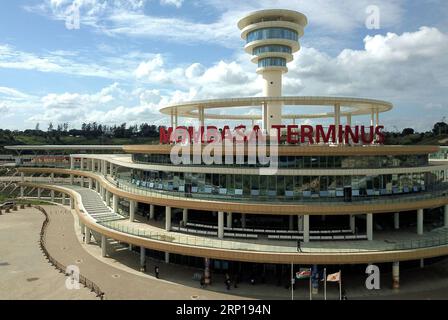 (180618) -- MOMBASA, 18. Juni 2018 -- Luftaufnahme vom 2. Juni 2018 zeigt den Bahnhof Mombasa in Mombasa, Kenia. Die von China finanzierte Mombasa-Nairobi Standard Gauge Railway hat das BIP des afrikanischen Landes schätzungsweise um 1,5 Prozent gesteigert und den Einheimischen fast 50.000 Arbeitsplätze zur Verfügung gestellt. ) (dtf) KENYA-MOMBASA-NAIROBI-RAILWAY WangxTeng PUBLICATIONxNOTxINxCHN Stockfoto
