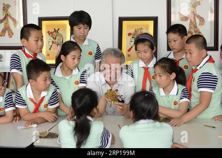 (180619) -- TANGSHAN, 19. Juni 2018 -- Schüler lernen die Schnitzkunst von Schattenpuppen unter der Leitung des Folkkünstlers Liu Jiawen (C) an der experimentellen Grundschule Nr. 3 im Laoting County, Provinz Hebei, im Norden Chinas, 19. Juni 2018. Um die traditionelle Kultur zu schützen und zu erben, werden an vielen örtlichen Grundschulen Kurse über die Laoting Schattenpuppe angeboten. )(wsw) CHINA-HEBEI-SHADOW PUPPET-CLASS (CN) MuxYu PUBLICATIONxNOTxINxCHN Stockfoto