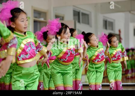 (180619) -- TANGSHAN, 19. Juni 2018 -- Schüler üben einen Tanz über Schattenpuppen in der experimentellen Grundschule Nr. 3 im Laoting County, Provinz Hebei, im Norden Chinas, 19. Juni 2018. Um die traditionelle Kultur zu schützen und zu erben, werden an vielen örtlichen Grundschulen Kurse über die Laoting Schattenpuppe angeboten. )(wsw) CHINA-HEBEI-SHADOW PUPPET-CLASS (CN) MuxYu PUBLICATIONxNOTxINxCHN Stockfoto