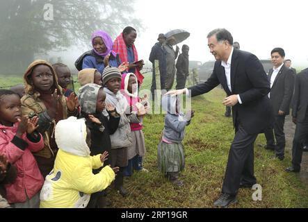 (180619) -- NAIROBI, 19. Juni 2018 -- Wang Yang (1. R, Front), Vorsitzender des Nationalen Komitees der Politischen Konsultativkonferenz des chinesischen Volkes (CPPCC), besucht am 18. Juni 2018 die Teefabrik Maramba in Kenia. Wang besuchte Kenia von Samstag bis Dienstag auf Einladung von Justin Muturi, Sprecher der kenianischen Nationalversammlung. (lmm) KENYA-CHINA-WANG YANG-VISIT PangxXinglei PUBLICATIONxNOTxINxCHN Stockfoto