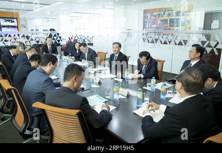 (180619) -- NAIROBI, 19. Juni 2018 -- Wang Yang (3. R, Back), Vorsitzender des Nationalen Komitees der Politischen Konsultativkonferenz des chinesischen Volkes (CPPCC), trifft sich am 19. Juni 2018 mit Vertretern chinesischer Medien in Kenia in Nairobi, Kenia. Wang besuchte Kenia von Samstag bis Dienstag auf Einladung von Justin Muturi, Sprecher der kenianischen Nationalversammlung. (lmm) KENYA-CHINA-WANG YANG-VISIT DingxHaitao PUBLICATIONxNOTxINxCHN Stockfoto