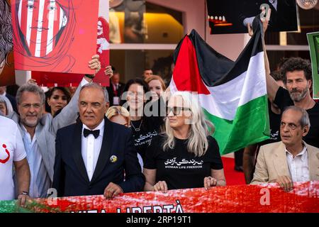 Venedig, Italien. September 2023. Der palästinensische Schauspieler Saleh Bakri, die neuseeländische Regisseurin Jane Campion, der amerikanische Filmregisseur Damien Chazelle und andere Jurymitglieder und Schauspieler demonstrieren auf rotem Teppich, während die Biennale di Venezia ihre „Solidarität mit den Frauen und Männern des iranischen Volkes, die für ihre Freiheit und gegen die anhaltende Unterdrückung kämpfen, demonstriert. und an die Filmemacher und Künstler, die verhaftet oder inhaftiert wurden.", 2023. Foto: Balkis Press/ABACAPRESS.COM Abaca Press/Alamy Live News Stockfoto