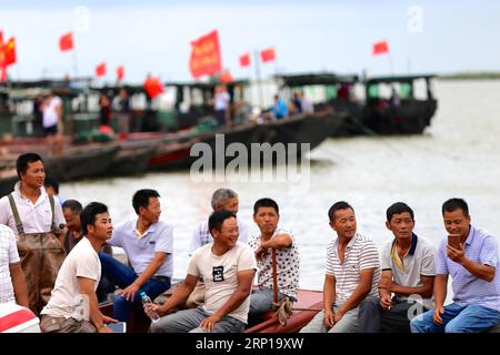 (180620) -- NANCHANG, 20. Juni 2018 -- Fischer machen sich bereit, im Poyang-See im Yugan County in der ostchinesischen Provinz Jiangxi zu fischen, 20. Juni 2018. Das jährliche Fangverbot am Poyang-See, Chinas größtem Süßwassersee, wurde am Mittwoch aufgehoben. ) (lmm) CHINA-JIANGXI-POYANG-SEEFISCHEREI (CN) YanxRonghua PUBLICATIONxNOTxINxCHN Stockfoto