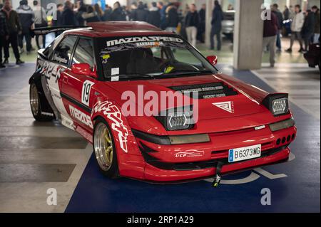 Eine alte Mazda 323f BG 1989 mit Spoiler und Verbreitungskit Stockfoto