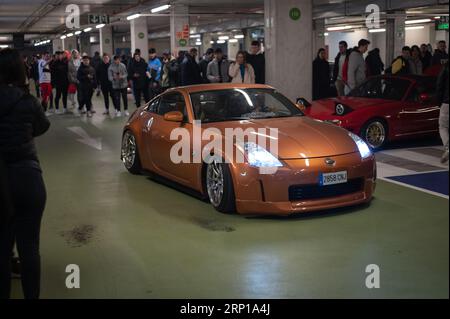 Ein Nissan 350Z in oranger Farbe, in einer Konzentration japanischer Stimmungen Stockfoto