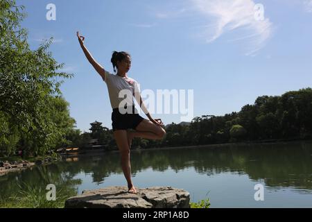 (180621) -- CHENGDE, 21. Juni 2018 -- Eine Frau übt Yoga im Imperial Summer Resort in Chengde, nordchinesische Provinz Hebei, 21. Juni 2018. Die Generalversammlung der Vereinten Nationen erklärte den 21. Juni 2014 zum Internationalen Yoga-Tag. (mp) CHINA-INTERNATIONAL YOGA DAY (CN) LiuxHuanyu PUBLICATIONxNOTxINxCHN Stockfoto