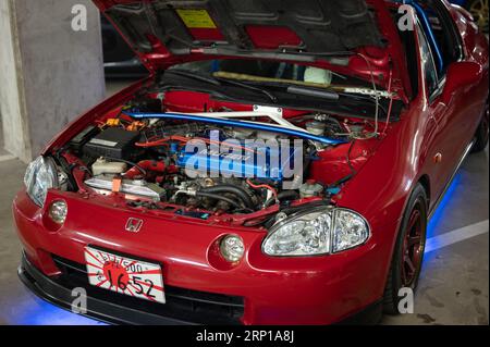 Der modifizierte Mugen-Motor des roten Honda CR-X Del Sol parkte auf dem Parkplatz Stockfoto