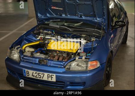 Der Motor eines Honda Civic EG 1,6 VTEC mit offener Motorhaube Stockfoto