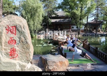 (180621) -- CHENGDE, 21. Juni 2018 -- Menschen üben Yoga im Imperial Summer Resort in Chengde, nordchinesische Provinz Hebei, 21. Juni 2018. Die Generalversammlung der Vereinten Nationen erklärte den 21. Juni 2014 zum Internationalen Yoga-Tag. (mp) CHINA-INTERNATIONAL YOGA DAY (CN) LiuxHuanyu PUBLICATIONxNOTxINxCHN Stockfoto