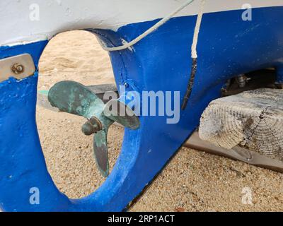 Eine Nahaufnahme des Propellers des alten Fischerbootes Stockfoto