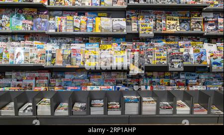 Bordeaux, Frankreich - 08 22 2023 : Presse-Shop Zeitschriften und Zeitungen in den Regalen im Presseladen verschiedene Zeitschriftentitel und viele Zeitungen frenc Stockfoto