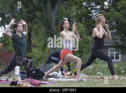 (180622) -- VANCOUVER, 22. Juni 2018 -- Menschen üben Yoga zusammen, um den Internationalen Tag des Yoga in einem Park in Vancouver, Kanada, zu feiern, 21. Juni 2018. ) (srb) KANADA-VANCOUVER-INTERNATIONALER YOGA-TAG LiangxSen PUBLICATIONxNOTxINxCHN Stockfoto