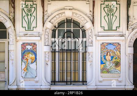 Menton, Frankreich - 26. Mai 2023: Keramik im Jugendstil des ehemaligen Hotels Mondial, eine verzierte Gebäudefassade, die heute aufgegeben und veraltet ist Stockfoto