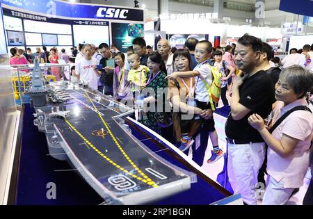 (180623) -- CHONGQING, 23. Juni 2018 -- Besucher sehen ein Modell des chinesischen Flugzeugträgers Liaoning auf einer Ausstellung in der südwestchinesischen Gemeinde Chongqing, 23. Juni 2018. Die 9. Internationale Ausstellung für Militär- und zivile Technologien in China begann am Donnerstag in der südwestchinesischen Gemeinde Chongqing, an der mehr als 200 Delegationen aus China und dem Ausland teilnahmen. Die Zahl der Besucher der Ausstellung erreichte am Samstag ihren Höchststand. ) (Sxk) CHINA-CHONGQING-EXHIBITION-VISIT (CN) WangxQuanchao PUBLICATIONxNOTxINxCHN Stockfoto