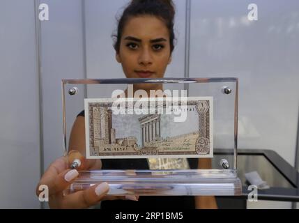 (180623) -- BEIRUT, 23. Juni 2018 -- Eine Frau hält Eine Banknote während der Beirut Geldmesse in der Innenstadt von Beirut, Libanon, am 23. Juni 2018. Händler stellen während der vom 22. Bis 24. Juni stattfindenden Messe eine Vielzahl von Banknoten, Münzen, Medaillen und anderen Sammlerstücken aus. ) (hy) LEBANON-BEIRUT-MONEY-FAIR BilalxJawich PUBLICATIONxNOTxINxCHN Stockfoto