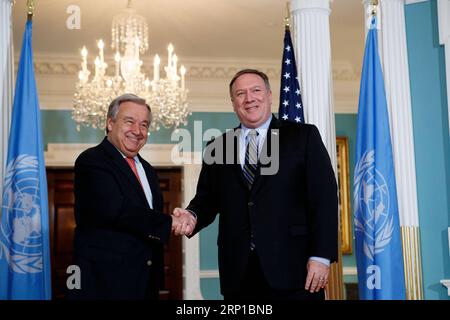 (180623) -- WASHINGTON, 23. Juni 2018 -- der US-Außenminister Mike Pompeo (R) schüttelt die Hände mit dem Generalsekretär der Vereinten Nationen Antonio Guterres während einer Fotogelegenheit vor ihrem Treffen im US-Außenministerium in Washington D.C., den Vereinigten Staaten, am 23. Juni 2018. ) U.S.-WASHINGTON D.C.-POMPEO-GUTERRES-MEETING TINGXSHEN PUBLICATIONXNOTXINXCHN Stockfoto