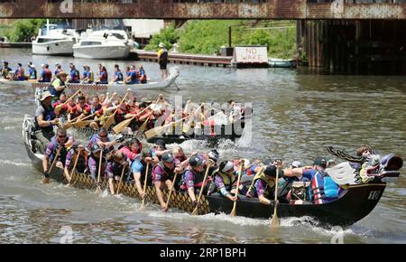 (180623) -- CHICAGO, 23. Juni 2018 -- Teilnehmer nehmen an einem Drachenbootrennen in Chicago, USA, am 23. Juni 2018 Teil. Mehr als 800 Teilnehmer von 32 Teams nahmen am Samstag am Chicago Dragon Boat Race 2018 im Ping Tom Memorial Park in Chinatown von Chicago Teil. U.S.-CHICAGO-DRAGON BOAT RACE WangxPing PUBLICATIONxNOTxINxCHN Stockfoto