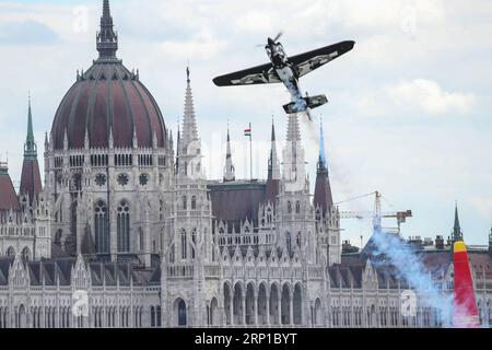 (180624) -- BUDAPEST, 24. Juni 2018 -- Peter McLeod aus Kanada fliegt sein Flugzeug am Qualifikationstag der Red Bull Air Race World Championship in Budapest, Ungarn, 23. Juni 2018. ) (SP)UNGARN-BUDAPEST-RED BULL-AIR RACE-WORLD CHAMPIONSHIP CSABAXDOMOTOR PUBLICATIONXNOTXINXCHN Stockfoto