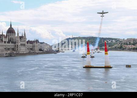 (180624) -- BUDAPEST, 24. Juni 2018 -- Mika Brageot aus Frankreich fliegt am Qualifikationstag der Red Bull Air Race World Championship in Budapest, Ungarn, 23. Juni 2018. ) (SP)UNGARN-BUDAPEST-RED BULL-AIR RACE-WORLD CHAMPIONSHIP CSABAXDOMOTOR PUBLICATIONXNOTXINXCHN Stockfoto