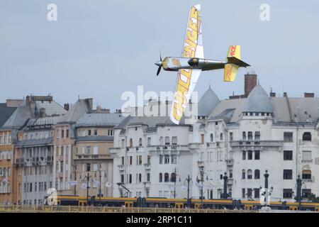 (180624) -- BUDAPEST, 24. Juni 2018 -- Kenny Chiang aus dem chinesischen Hongkong fliegt am Qualifikationstag der Red Bull Air Race World Championship in Budapest, Ungarn, 23. Juni 2018. ) (SP)UNGARN-BUDAPEST-RED BULL-AIR RACE-WORLD CHAMPIONSHIP CSABAXDOMOTOR PUBLICATIONXNOTXINXCHN Stockfoto