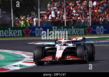 Monza, Italien. September 2023. Kevin Magnussen vom Haas F1 Team auf der Strecke während der Qualifikation für den F1 Grand Prix von Italien beim Autodromo Nazionale am 2. September 2023 in Monza, Italien. Dank: Marco Canoniero/Alamy Live News Stockfoto