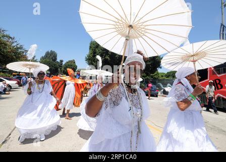 (180625) -- LOS ANGELES, 25. Juni 2018 -- People march at the 8th annual Day of the Ahnors: Festival of Masks in Los Angeles, USA am 24. Juni 2018. )(yk) U.S.-LOS ANGELES-FESTIVAL DER MASKEN ZhaoxHanrong PUBLICATIONxNOTxINxCHN Stockfoto