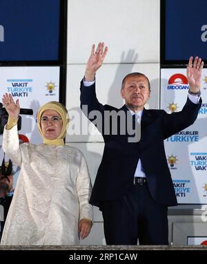 News Bilder des Tages (180625) -- ANKARA, 25. Juni 2018 -- der türkische Präsident Recep Tayyip Erdogan begrüßt seine Anhänger mit seiner Frau auf einer Kundgebung vor dem Hauptquartier der Justiz- und Entwicklungspartei (AKP) in Ankara, Türkei, am 25. Juni 2018. Der langjährige türkische Staatschef Recep Tayyip Erdogan gewann die Wiederwahl bei wichtigen Parlamentswahlen am Sonntag, was ihm angesichts der zunehmenden wirtschaftlichen Unsicherheit neue Exekutivbefugnisse einräumen würde. )(zjl) TÜRKEI-ANKARA-ELECTION-ERDOGAN-CELEBRATION MustafaxKaya PUBLICATIONxNOTxINxCHN Stockfoto