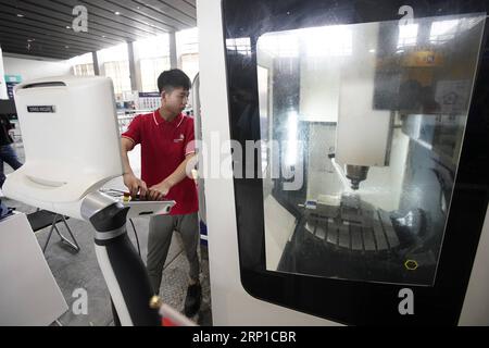 (180625) -- GUANGZHOU, 25. Juni 2018 -- Ein Teilnehmer betreibt eine Maschine während eines Tests des ChinaSkills-Wettbewerbs 2018 in Guangzhou, der Hauptstadt der südchinesischen Provinz Guangdong, am 25. Juni 2018. Am Montag startete in Guangzhou eine Reihe von Testveranstaltungen im ChinaSkills-Wettbewerb 2018. Durch die Durchführung von Testveranstaltungen in Guangzhou bzw. Shanghai werden beim ChinaSkills-Wettbewerb 2018 qualifizierte Kandidaten ausgewählt, um das Team China für die WorldSkills Kazan 2019 zu bilden. ) LB) CHINA-GUANGDONG-GUANGZHOU-CHINASKILLS-COMPETITION (CN) ShenxBohan PUBLICATIONxNOTxINxCHN Stockfoto