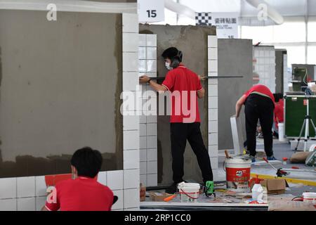 (180625) -- GUANGZHOU, 25. Juni 2018 -- Teilnehmer machen Ziegelarbeiten während eines Prozesses des ChinaSkills-Wettbewerbs 2018 in Guangzhou, der Hauptstadt der südchinesischen Provinz Guangdong, am 25. Juni 2018. Am Montag startete in Guangzhou eine Reihe von Testveranstaltungen im ChinaSkills-Wettbewerb 2018. Durch die Durchführung von Testveranstaltungen in Guangzhou bzw. Shanghai werden beim ChinaSkills-Wettbewerb 2018 qualifizierte Kandidaten ausgewählt, die das Team China für die WorldSkills Kazan 2019 bilden.) LB) CHINA-GUANGDONG-GUANGZHOU-CHINASKILLS-COMPETITION (CN) LiangxXu PUBLICATIONxNOTxINxCHN Stockfoto