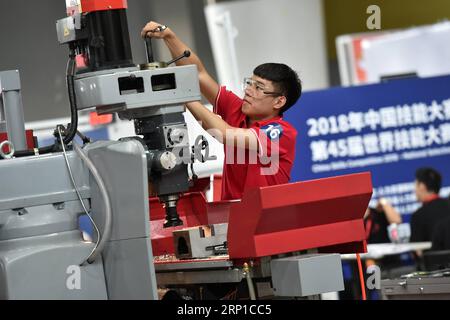 (180625) -- GUANGZHOU, 25. Juni 2018 -- Ein Teilnehmer betreibt eine Maschine während eines Tests des ChinaSkills-Wettbewerbs 2018 in Guangzhou, der Hauptstadt der südchinesischen Provinz Guangdong, am 25. Juni 2018. Am Montag startete in Guangzhou eine Reihe von Testveranstaltungen im ChinaSkills-Wettbewerb 2018. Durch die Durchführung von Testveranstaltungen in Guangzhou bzw. Shanghai werden beim ChinaSkills-Wettbewerb 2018 qualifizierte Kandidaten ausgewählt, die das Team China für die WorldSkills Kazan 2019 bilden.) LB) CHINA-GUANGDONG-GUANGZHOU-CHINASKILLS-COMPETITION (CN) LiangxXu PUBLICATIONxNOTxINxCHN Stockfoto