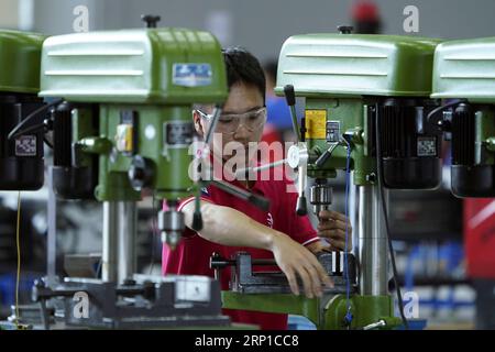 (180625) -- GUANGZHOU, 25. Juni 2018 -- Ein Teilnehmer betreibt eine Maschine während eines Tests des ChinaSkills-Wettbewerbs 2018 in Guangzhou, der Hauptstadt der südchinesischen Provinz Guangdong, am 25. Juni 2018. Am Montag startete in Guangzhou eine Reihe von Testveranstaltungen im ChinaSkills-Wettbewerb 2018. Durch die Durchführung von Testveranstaltungen in Guangzhou bzw. Shanghai werden beim ChinaSkills-Wettbewerb 2018 qualifizierte Kandidaten ausgewählt, um das Team China für die WorldSkills Kazan 2019 zu bilden. ) LB) CHINA-GUANGDONG-GUANGZHOU-CHINASKILLS-COMPETITION (CN) ShenxBohan PUBLICATIONxNOTxINxCHN Stockfoto