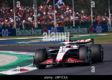 Monza, Italien. September 2023. Kevin Magnussen vom Haas F1 Team auf der Strecke während der Qualifikation für den F1 Grand Prix von Italien beim Autodromo Nazionale am 2. September 2023 in Monza, Italien. Dank: Marco Canoniero/Alamy Live News Stockfoto