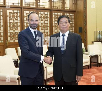 (180625) -- PEKING, 25. Juni 2018 -- Li Zhanshu (R), Vorsitzender des Ständigen Ausschusses des Nationalen Volkskongresses, trifft sich mit dem französischen Premierminister Edouard Philippe in der Großen Halle des Volkes in Peking, Hauptstadt Chinas, am 25. Juni 2018. ) (LMM) CHINA-BEIJING-LI ZHANSHU-FRANCE-EDOUARD PHILIPPE-MEETING (CN) WANGXYE PUBLICATIONXNOTXINXCHN Stockfoto