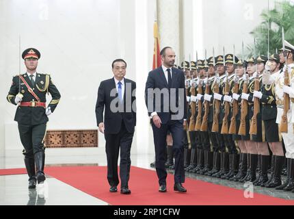 (180625) -- PEKING, 25. Juni 2018 -- der chinesische Premierminister Li Keqiang (2. L) hält eine Begrüßungszeremonie für den französischen Premierminister Edouard Philippe vor ihren Gesprächen in der Großen Halle des Volkes in Peking, der Hauptstadt Chinas, am 25. Juni 2018 ab. ) (LMM) CHINA-BEIJING-LI KEQIANG-FRANCE-EDOUARD PHILIPPE-TALKS (CN) WANGXYE PUBLICATIONXNOTXINXCHN Stockfoto