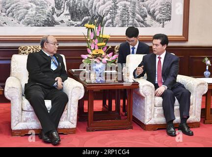 (180625) -- PEKING, 25. Juni 2018 -- Wang Zhengwei (R, Front), stellvertretender Vorsitzender des Nationalen Komitees der Politischen Konsultativkonferenz des chinesischen Volkes (CPPCC), trifft sich mit dem Parlamentspräsidenten der Union Myanmars, U Mahn Win Khaing, als in Peking, der Hauptstadt Chinas, am 25. Juni 2018. ) (lmm) CHINA-BEIJING-WANG ZHENGWEI-MYANMAR-PARLIAMENT-MEETING (CN) YinxBogu PUBLICATIONxNOTxINxCHN Stockfoto