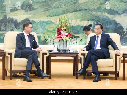 (180625) -- PEKING, 25. Juni 2018 -- der chinesische Ministerpräsident Li Keqiang (R, Front) trifft sich mit dem Vizepräsidenten der Europäischen Kommission Jyrki Katainen, der am 7. Hochrangigen Wirtschafts- und Handelsdialog zwischen China und der EU in der Großen Halle des Volkes in Peking, der Hauptstadt Chinas, am 25. Juni 2018 teilnimmt. ) (LMM) CHINA-PEKING-LI KEQIANG-EUROPÄISCHE KOMMISSION-JYRKI KATAINEN-MEETING (CN) YAOXDAWEI PUBLICATIONXNOTXINXCHN Stockfoto