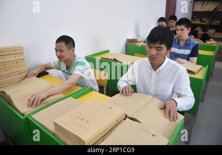 (180625) -- PEKING, 25. Juni 2018 -- Sun Dongyuan (R, vorne) und Fan Changjie (L, vorne) lasen Bücher für sehbehinderte Schüler an der Sonderschule der Changchun Universität in der nordchinesischen Provinz Jilin, 20. Juni 2018. Sun Dongyuan und Fan Changjie, die mit angeborenen Augenerkrankungen diagnostiziert wurden, lernen Akupunktur und Massage in der Schule. Sie sind auch Spieler des Fußballteams der Schule für sehbehinderte Schüler. Während des Spiels identifizieren Sun und Fan die Position über eine Glocke im Ball und mit Anleitungen. Die FIFA-Weltmeisterschaft 2018 ist zu ihrer Popula geworden Stockfoto