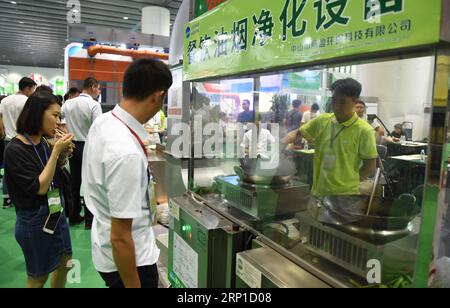 (180626) -- GUANGZHOU, 26. Juni 2018 -- ein Aussteller zeigt ein Gerät zur Reinigung von Kochölabzügen während einer internationalen umweltschutzmesse in Guangzhou, südchinesische Provinz Guangdong, 26. Juni 2018. Mehr als 600 Unternehmen nahmen am Dienstag an der Veranstaltung Teil. )(mcg) CHINA-GUANGZHOU-ENVIRONMENTAL PROTECTION-EXPO (CN) LuxHanxin PUBLICATIONxNOTxINxCHN Stockfoto